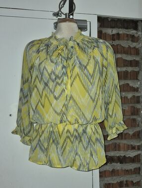Banana Republic Sheer Polyester Shirt Top Size M Medium.